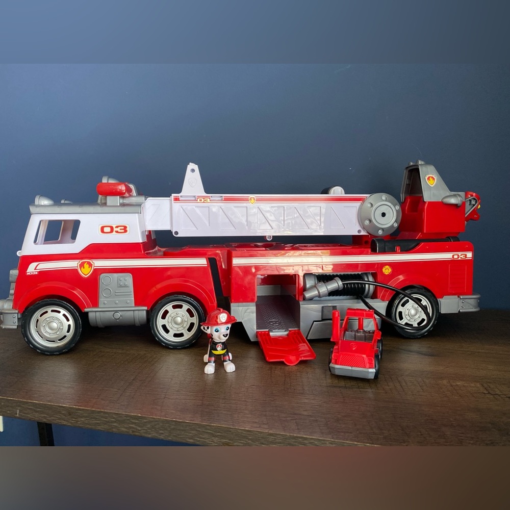 Paw Patrol Ultimate Fire Rescue Fire Truck with Extendable 2 ft Tall Ladder